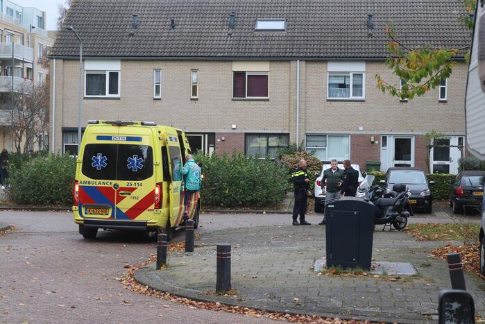 Automobilist rijdt achteruit en botst op brommer