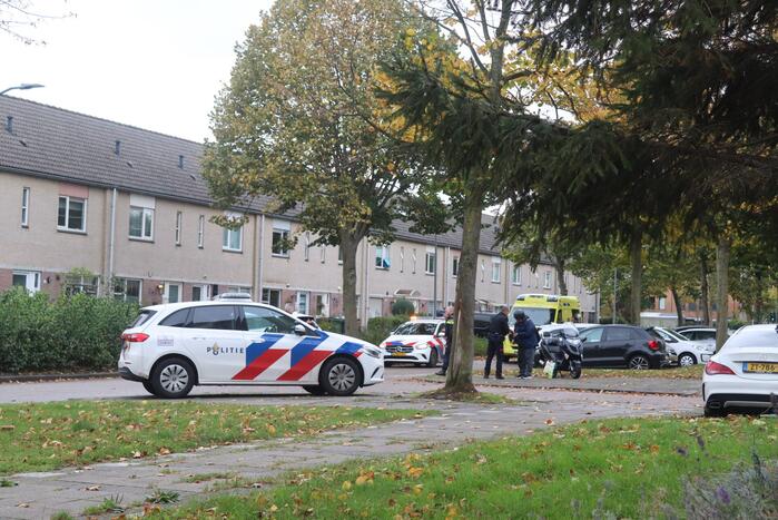 Automobilist rijdt achteruit en botst op brommer