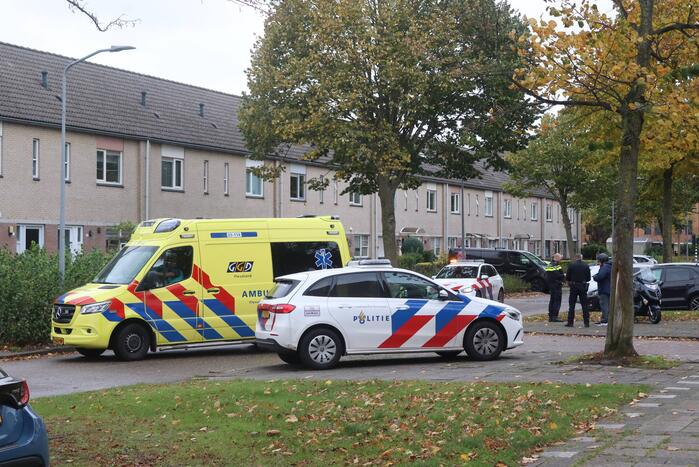 Automobilist rijdt achteruit en botst op brommer