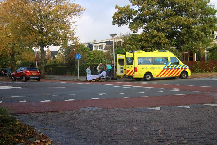 Fietser en automobilist botsen op kruising