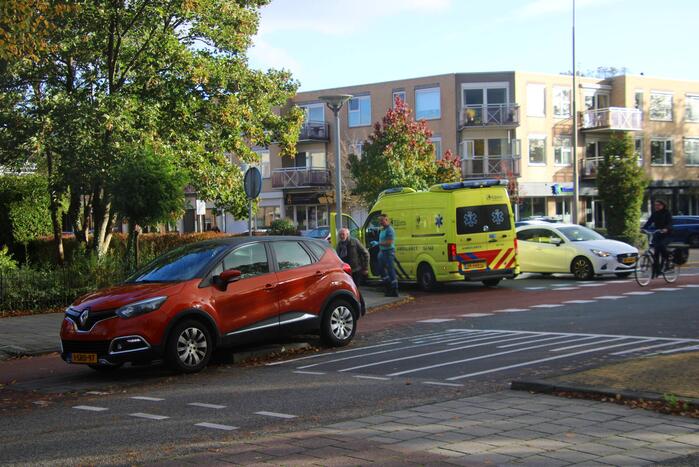 Fietser en automobilist botsen op kruising