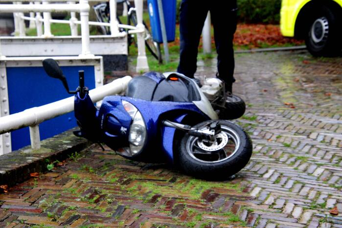 Scooterrijder gaat hard onderuit en raakt gewond