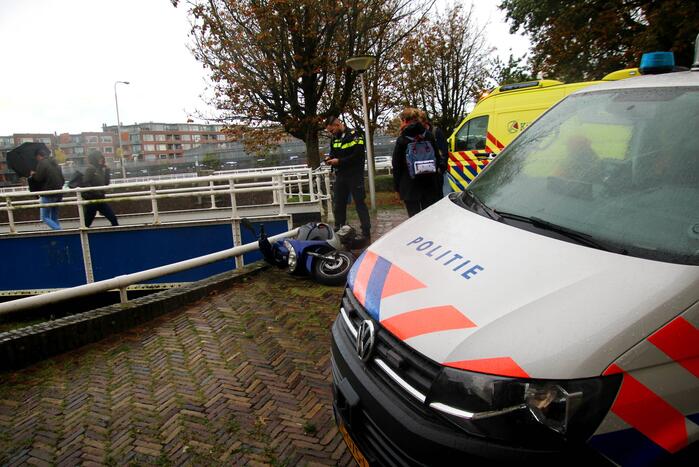 Scooterrijder gaat hard onderuit en raakt gewond
