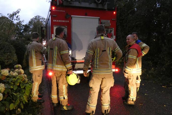 Brandweer zaagt boom om