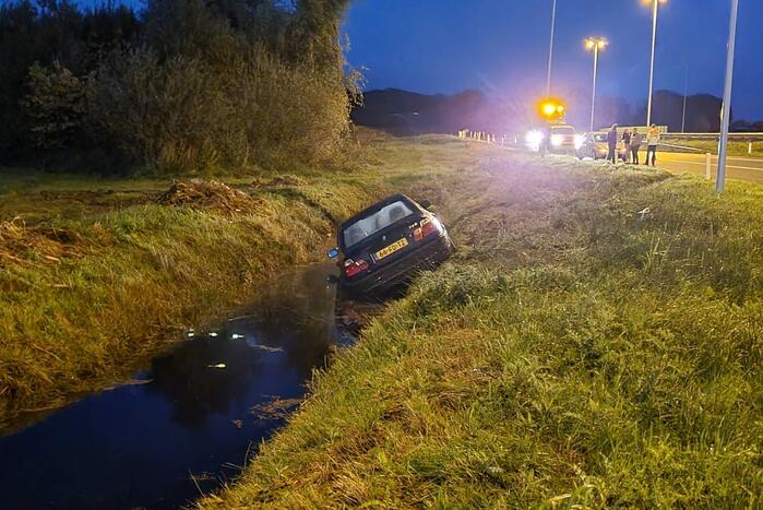 Auto belandt in sloot door glad wegdek