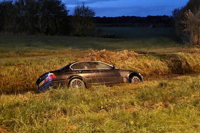 Auto belandt in sloot door glad wegdek