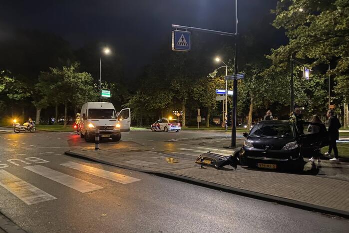 Auto en bestelbus in botsing op kruising