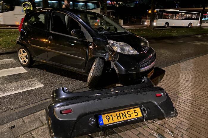 Auto en bestelbus in botsing op kruising