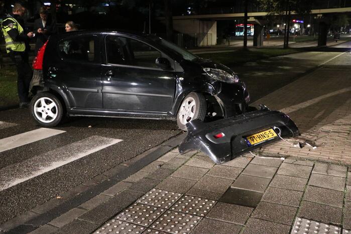 Auto en bestelbus in botsing op kruising