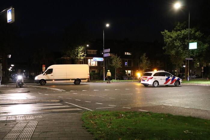 Auto en bestelbus in botsing op kruising