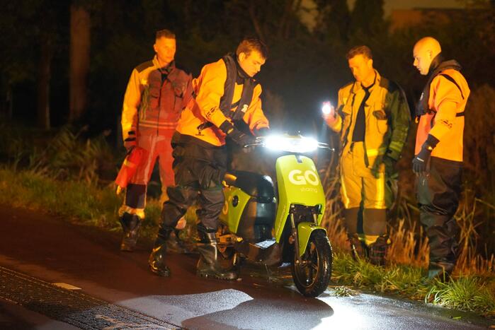 Scooter aangetroffen bij waterkant