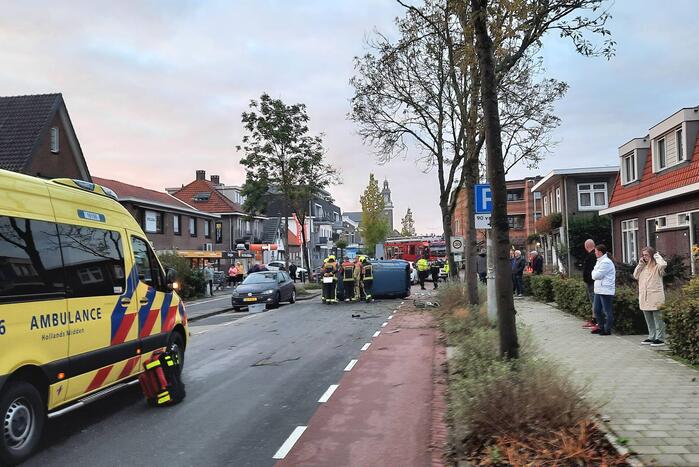 Auto belandt op zijn kant na botsing