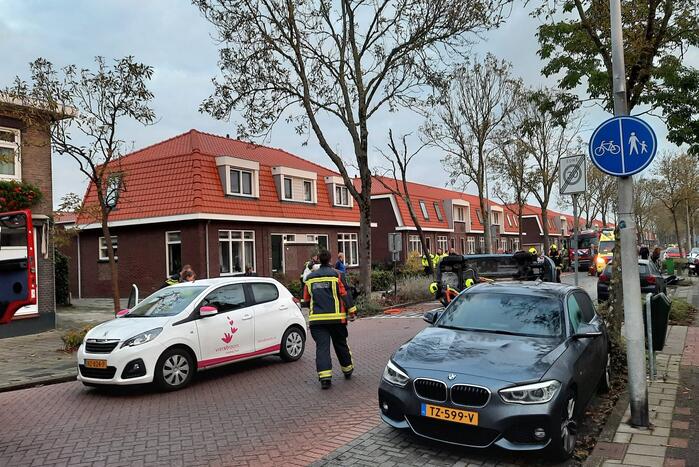 Auto belandt op zijn kant na botsing