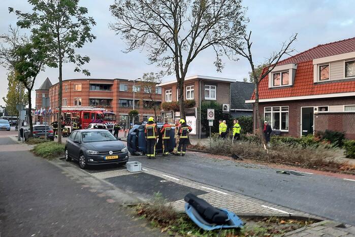 Auto belandt op zijn kant na botsing