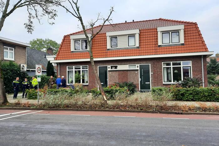 Auto belandt op zijn kant na botsing