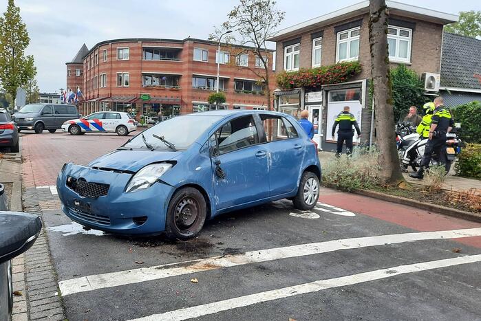 Auto belandt op zijn kant na botsing