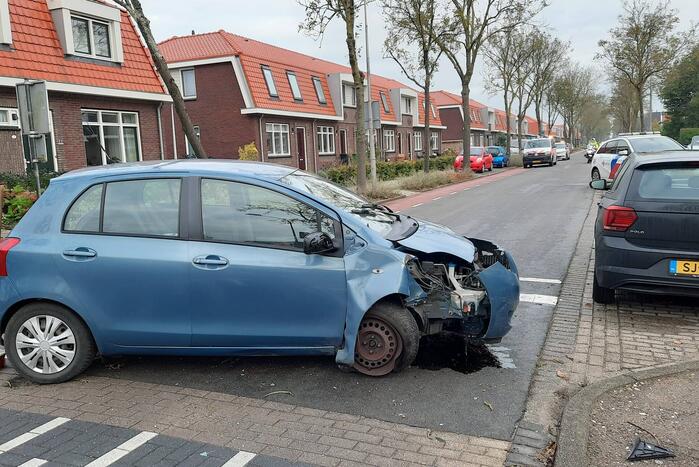 Auto belandt op zijn kant na botsing