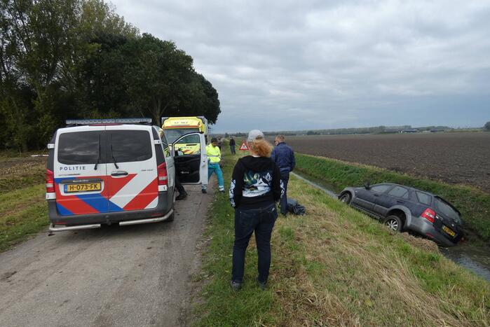 Auto rijdt sloot in