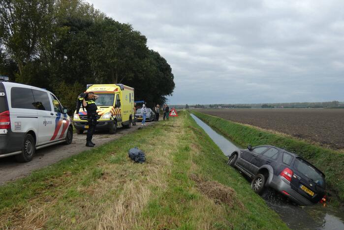 Auto rijdt sloot in