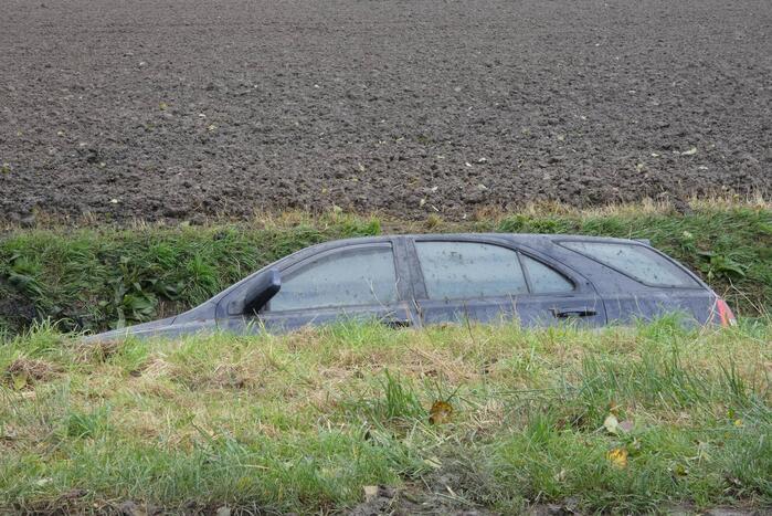 Auto rijdt sloot in