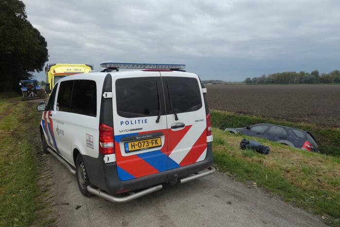Auto rijdt sloot in