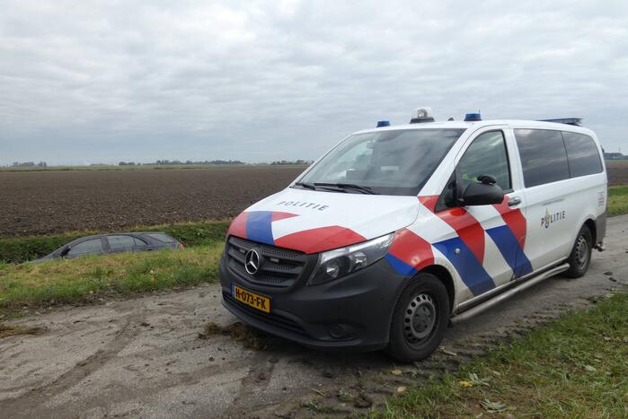 Auto rijdt sloot in