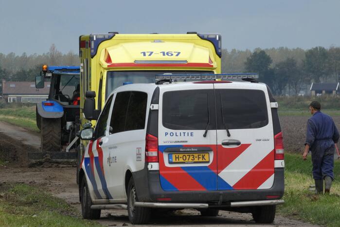 Auto rijdt sloot in