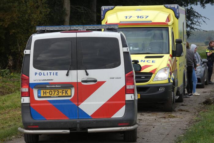 Auto rijdt sloot in