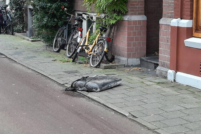 Brandweer haalt kussen uit dakgoot