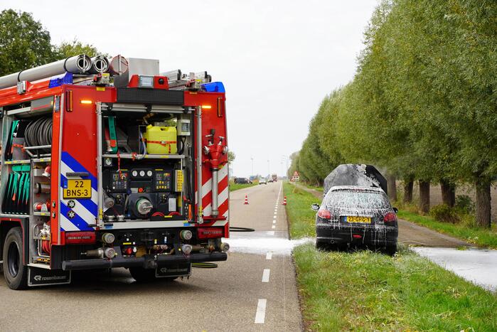Brandweer blust brand in personenauto