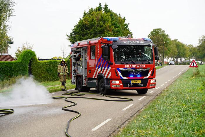 Brandweer blust brand in personenauto
