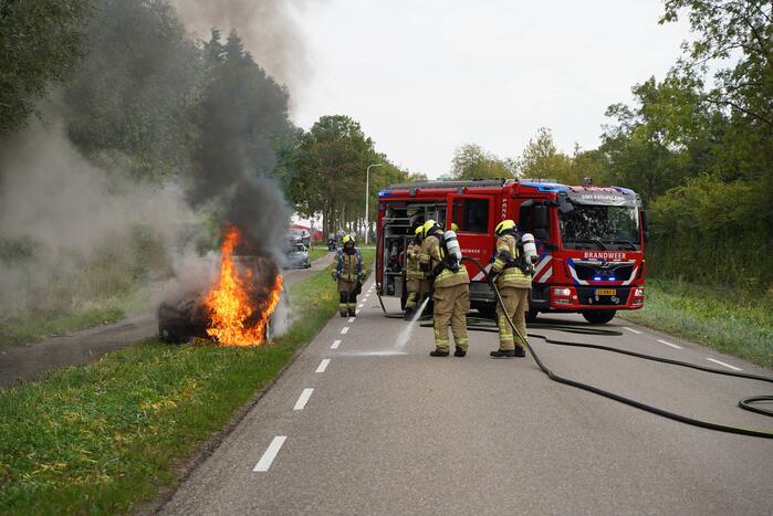 Brandweer blust brand in personenauto