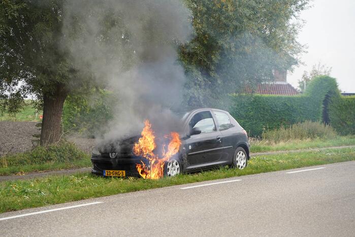 Brandweer blust brand in personenauto