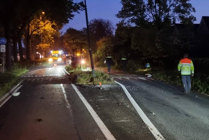 Ravage nadat bestelbus over de kop slaat