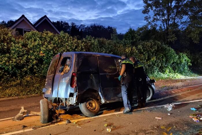 Ravage nadat bestelbus over de kop slaat