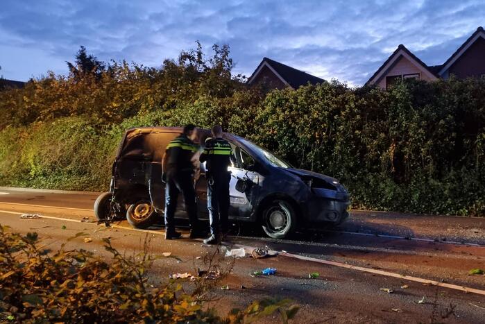 Ravage nadat bestelbus over de kop slaat