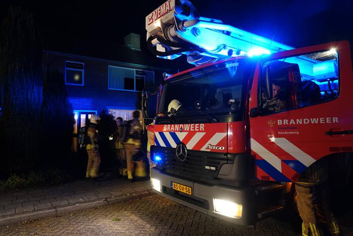 Brandweer veegt schoorsteen na brand