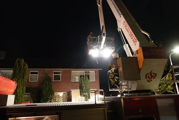 Brandweer veegt schoorsteen na brand