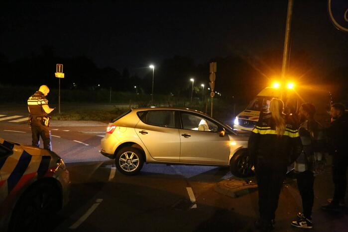 Auto crasht tegen lantaarnpaal