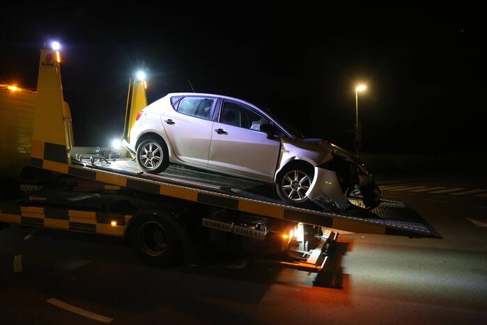 Auto crasht tegen lantaarnpaal