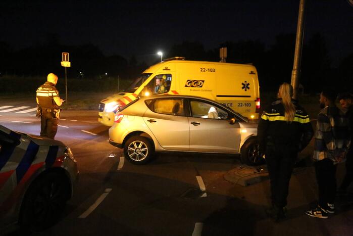 Auto crasht tegen lantaarnpaal