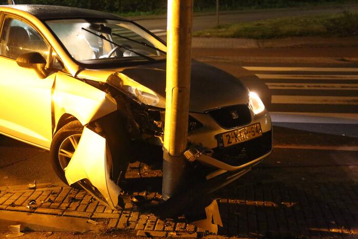 Auto crasht tegen lantaarnpaal