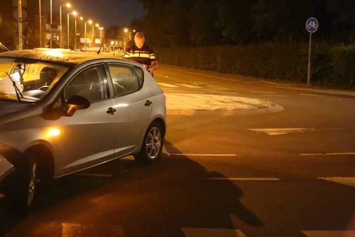 Auto crasht tegen lantaarnpaal