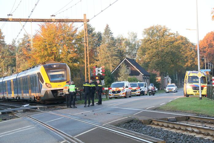 Trein en vrachtwagen botsen bij spoorovergang