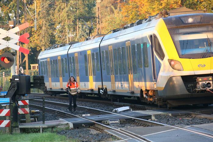 Trein en vrachtwagen botsen bij spoorovergang