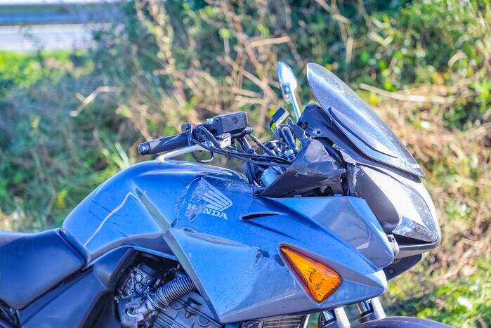 Twee motorrijders gewond bij ongeval