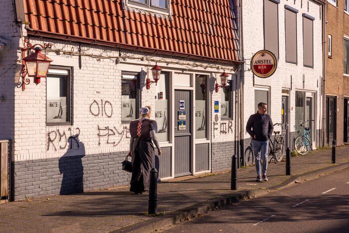 Café en voetbalstadion IJsselmeervogels beklad met Feyenoord-leuzen