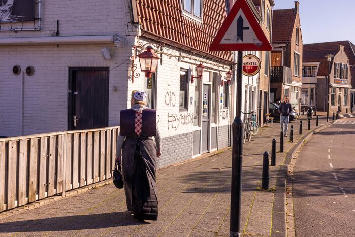 Café en voetbalstadion IJsselmeervogels beklad met Feyenoord-leuzen