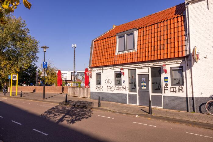 Café en voetbalstadion IJsselmeervogels beklad met Feyenoord-leuzen