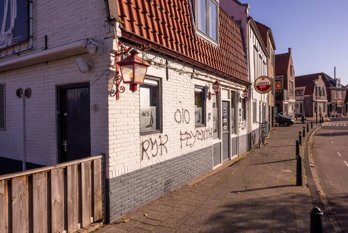 Café en voetbalstadion IJsselmeervogels beklad met Feyenoord-leuzen